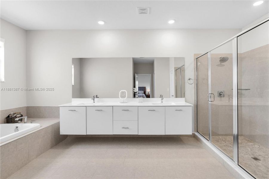 Furnished interior view inside a new home in , Miramar (Image 32).