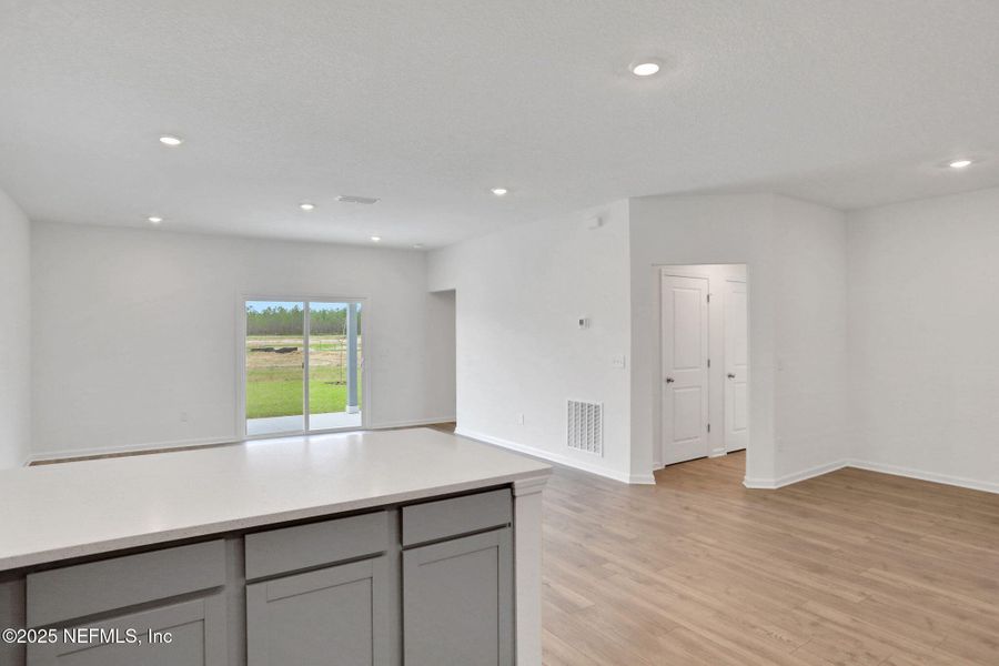 Spacious, unfurnished interior of a new home in Bellbrooke, Jacksonville (Image 28).