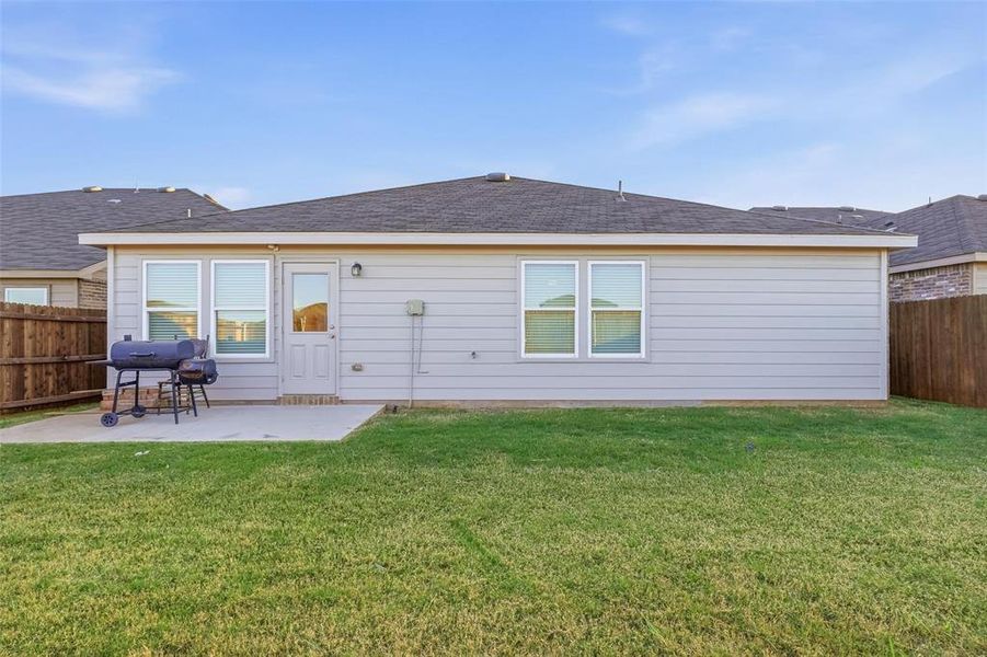 Exterior details and patio area of a home in Newberry Point, Fort Worth (Image 4).