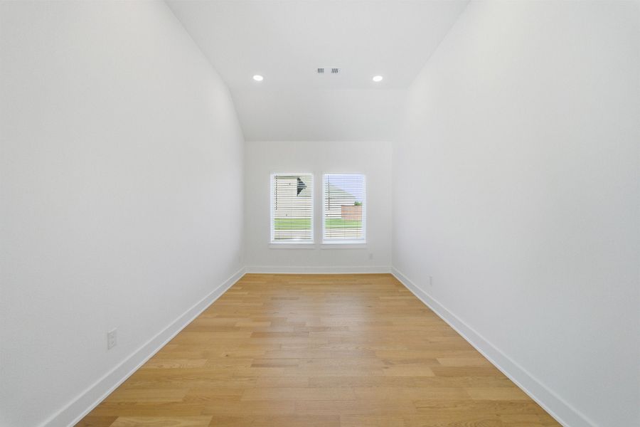 Spacious, unfurnished interior of a new home in Saddlebrook Estates, Waxahachie (Image 42). Spacious, unfurnished interior of a new home in Saddlebrook Estates, Waxahachie (Image 42).
