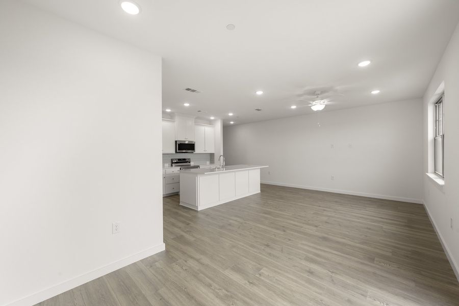 Spacious, unfurnished interior of a new home in Wildridge, Oak Point (Image 18).