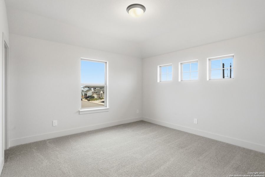 Spacious, unfurnished interior of a new home in Haby Hill 50s, San Antonio (Image 39).