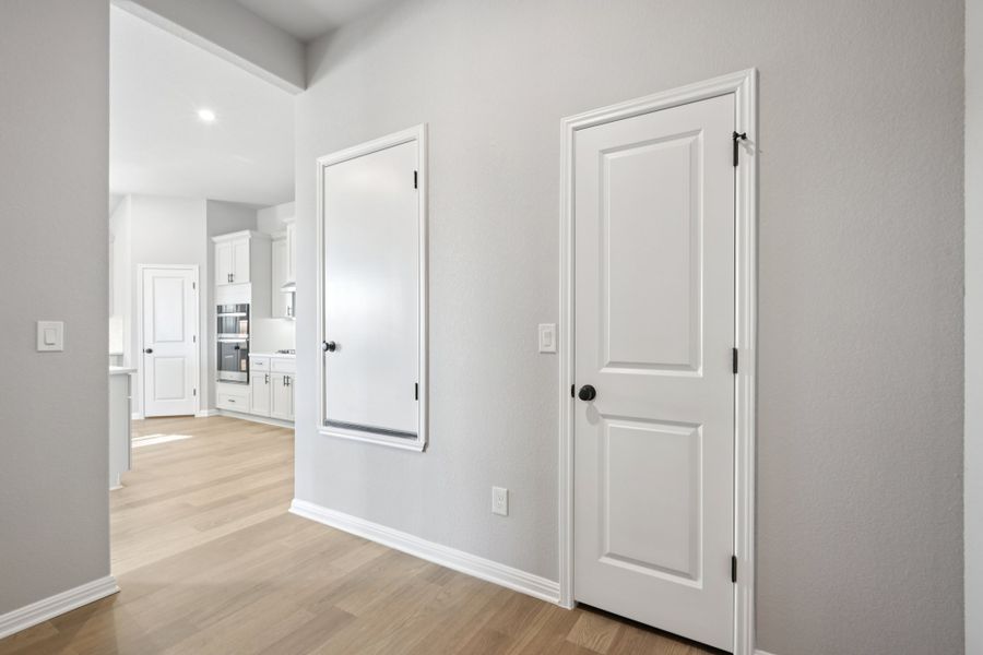 Spacious, unfurnished interior of a new home in Porter Country, Buda (Image 16).