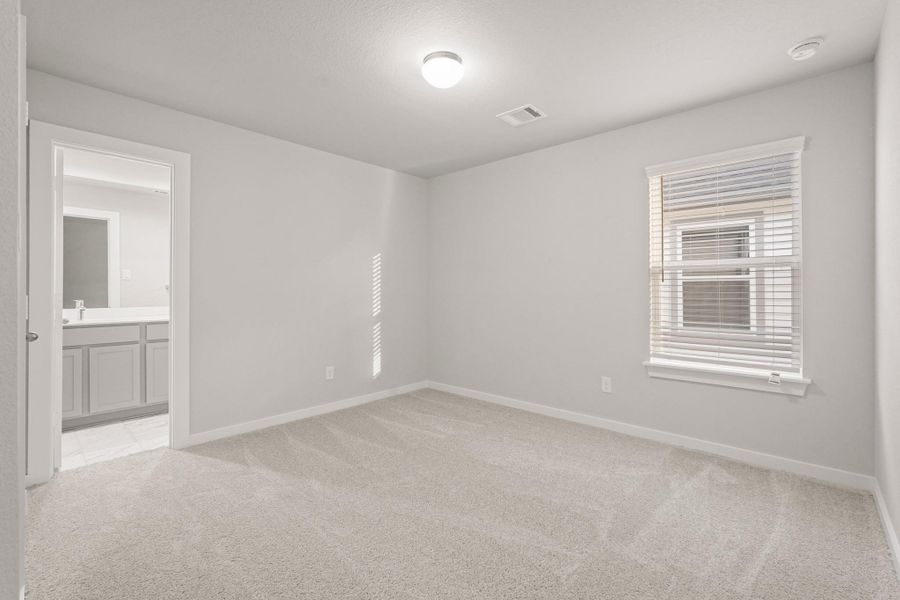 Spacious, unfurnished interior of a new home in Morton Creek Ranch, Katy (Image 10).