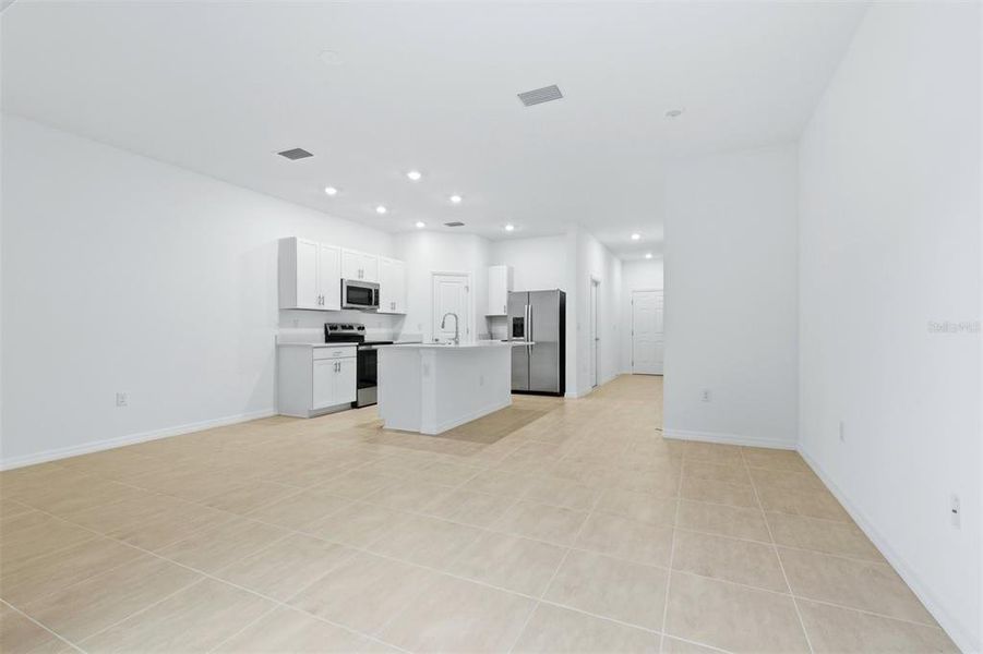 Spacious, unfurnished interior of a new home in , Sarasota (Image 13).