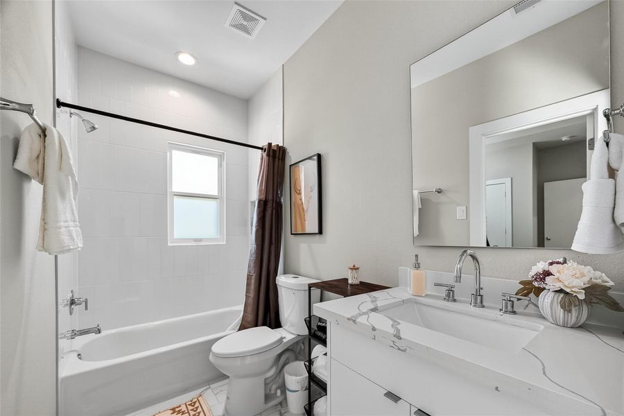 Furnished interior view inside a new home in Scranton Estates, Houston (Image 30).