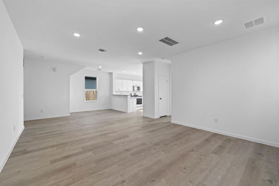 Spacious, unfurnished interior of a new home in Stokesbury, Waller (Image 17).