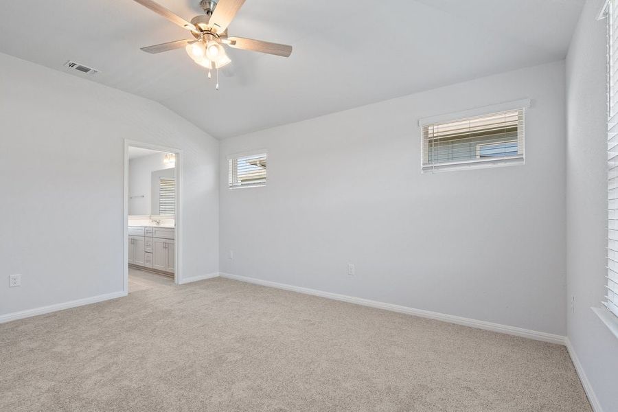 Spacious, unfurnished interior of a new home in Porter Country, Buda (Image 20).