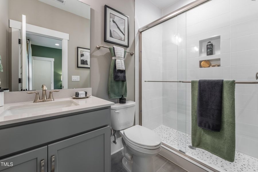 50. HHHunt Homes Crawford- Bedroom 2 bat