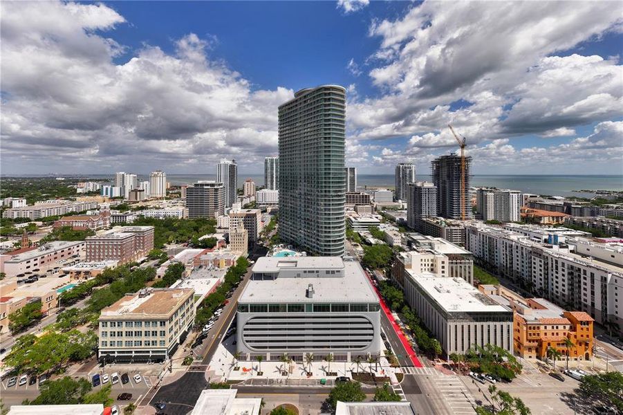 Condo located in St. Petersburg, FL showcasing its design and architecture (Image 28).