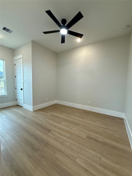 Spacious, unfurnished interior of a new home in , Angleton (Image 6).
