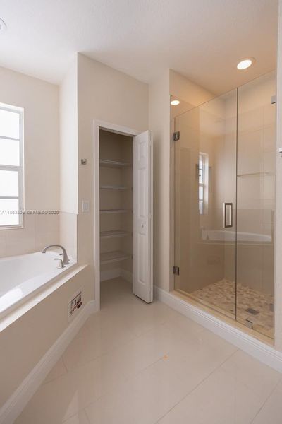 Furnished interior view inside a new home in , Tamarac (Image 34).