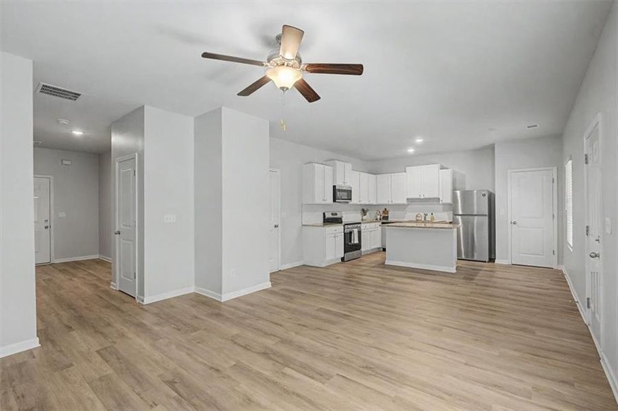 Spacious, unfurnished interior of a new home in Deer Creek, Temple (Image 17).
