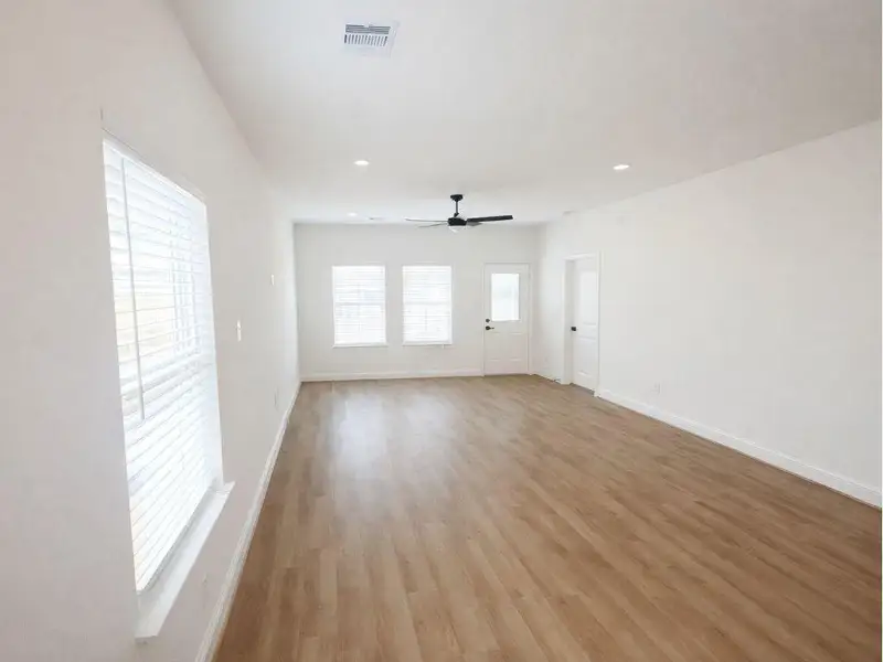 Spacious, unfurnished interior of a new home in Hill & Dale Ranch, Splendora (Image 4).