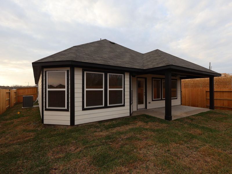 Exterior details and patio area of a home in Ambrose, La Marque (Image 3).