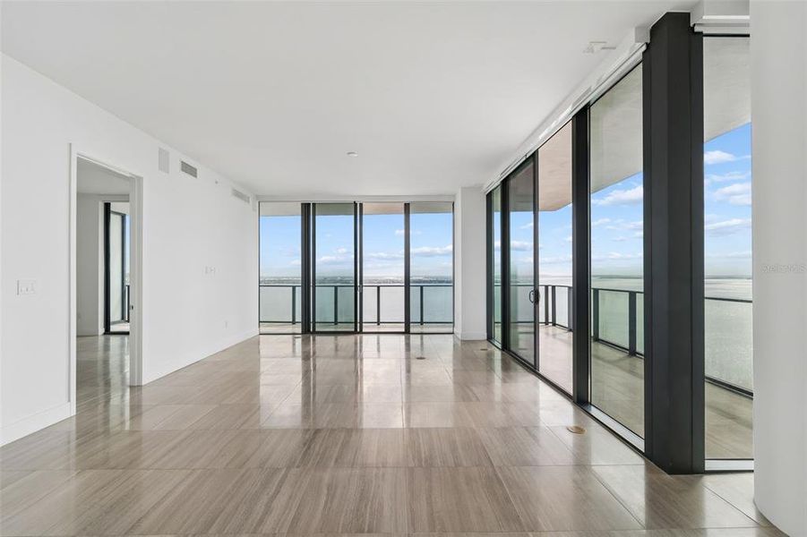 Spacious, unfurnished interior of a new home in , Tampa (Image 21).