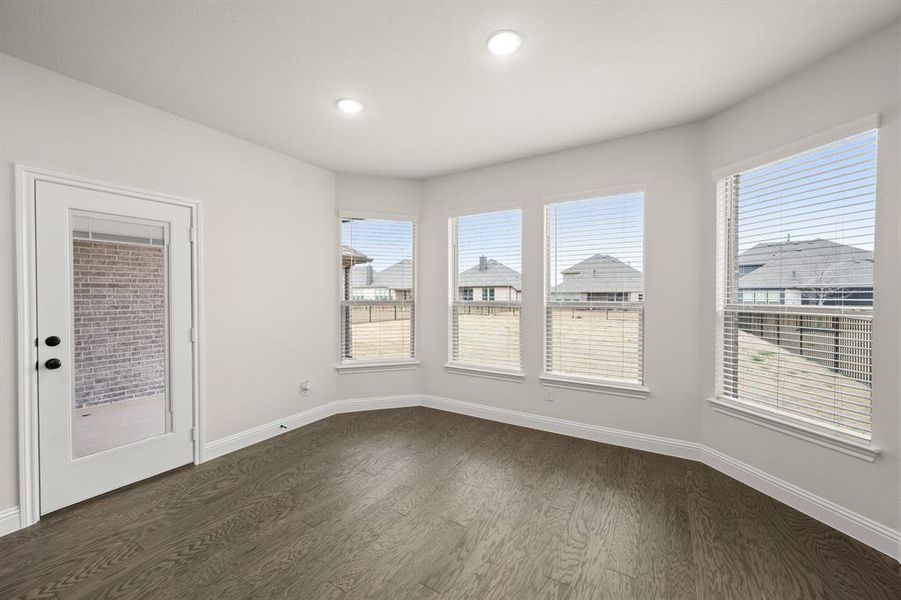 17_318 Bowrider- Dining-1