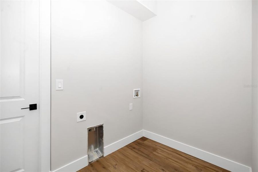 Spacious, unfurnished interior of a new home in , Dunnellon (Image 27).
