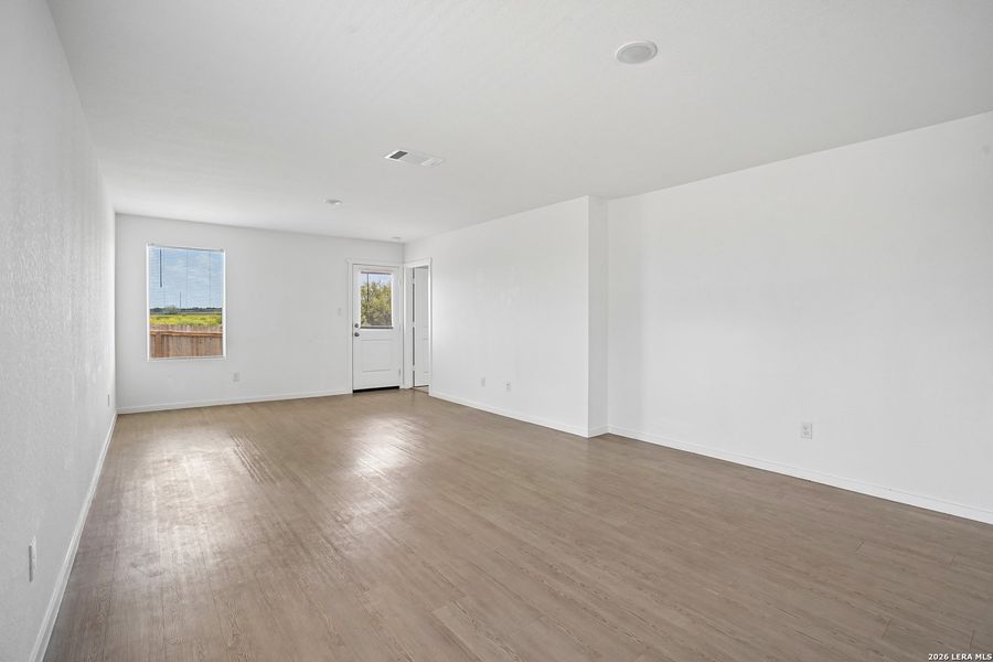 Spacious, unfurnished interior of a new home in Steelwood Trails, New Braunfels (Image 15).