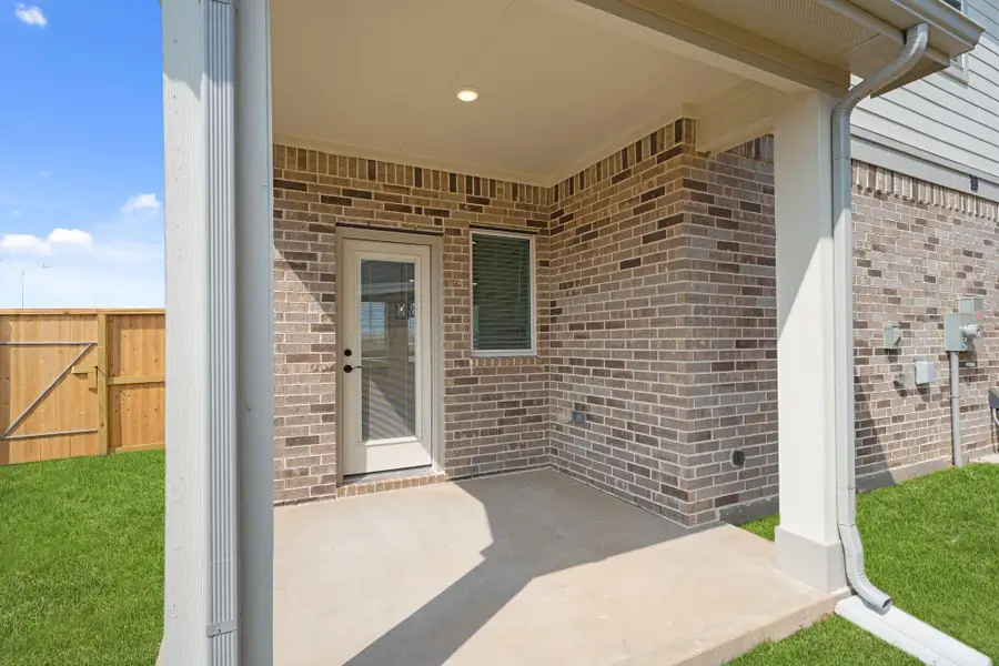 Exterior details and patio area of a home in Sienna, Missouri City (Image 3).
