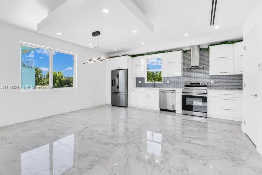 Spacious, unfurnished interior of a new home in , Key Largo (Image 8).