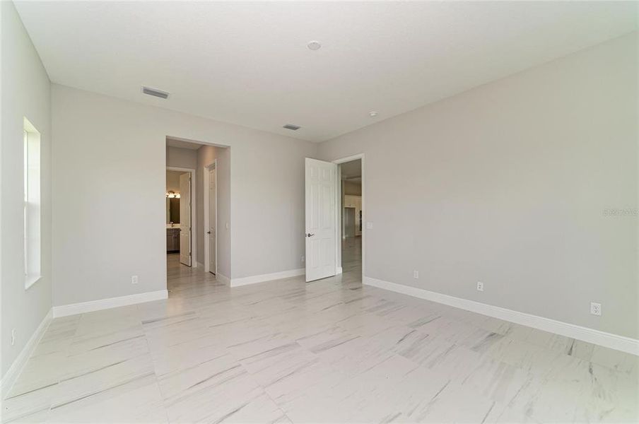 Spacious, unfurnished interior of a new home in Mirada, San Antonio (Image 19).