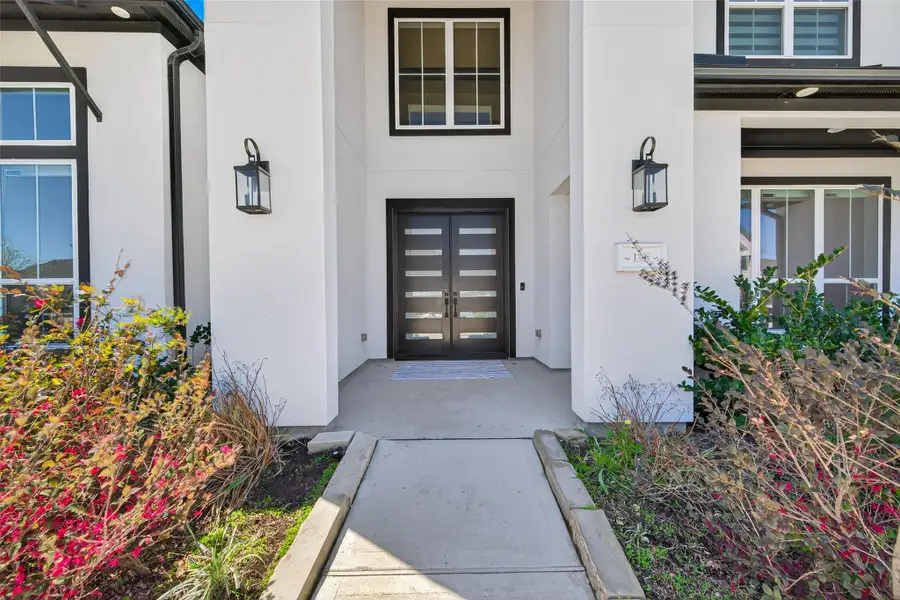 Exterior details and patio area of a home in , Missouri City (Image 4).