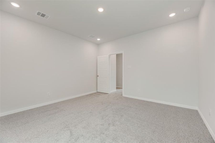 Spacious, unfurnished interior of a new home in Valencia On The Lake, Little Elm (Image 27). Spacious, unfurnished interior of a new home in Valencia On The Lake, Little Elm (Image 27).