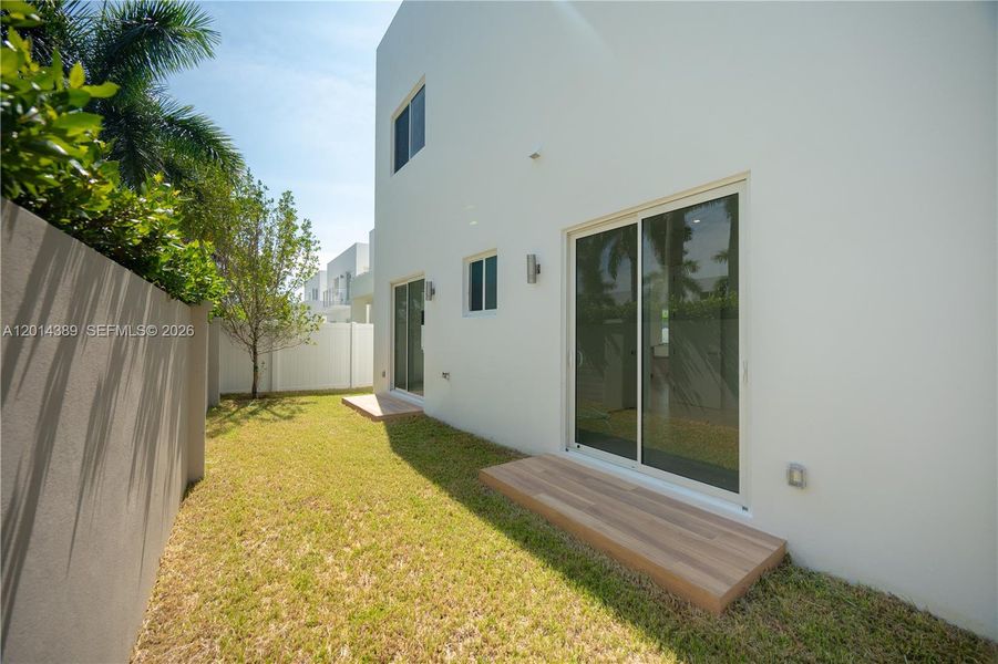 Exterior details and patio area of a home in , Doral (Image 37).