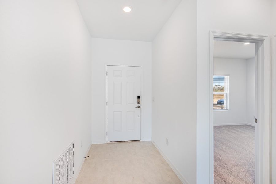 Spacious, unfurnished interior of a new home in Coopers Meadow, Jacksonville (Image 15).