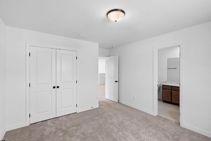 Spacious, unfurnished interior of a new home in Cedar Pointe, Crosby (Image 12).