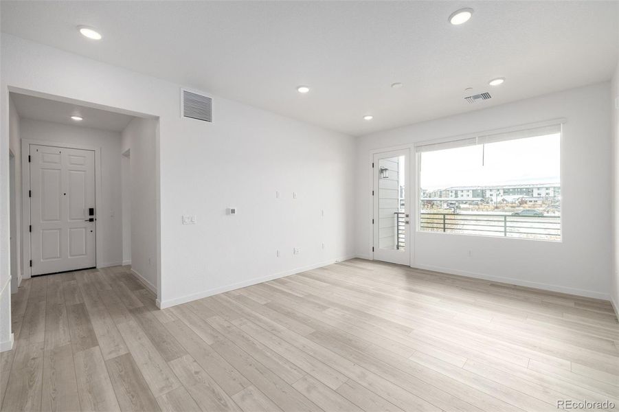 Spacious, unfurnished interior of a new home in Gateway Commons, Denver (Image 21).