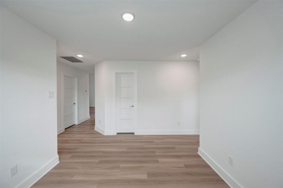 Spacious, unfurnished interior of a new home in Hallimore Ranch, Rosenberg (Image 20).