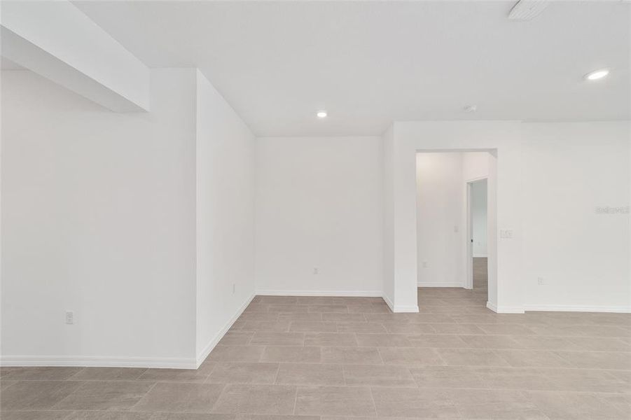 Spacious, unfurnished interior of a new home in , Ocala (Image 12).