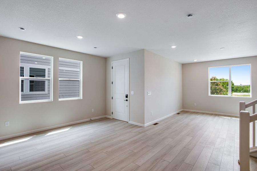 Spacious, unfurnished interior of a new home in Sugar Mill Village, Longmont (Image 8).
