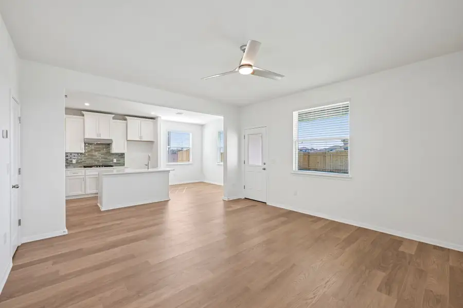 Spacious, unfurnished interior of a new home in Porter Country, Buda (Image 11).