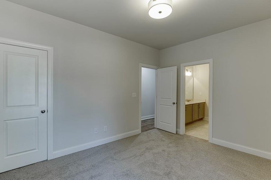 Spacious, unfurnished interior of a new home in , Bishop (Image 45).
