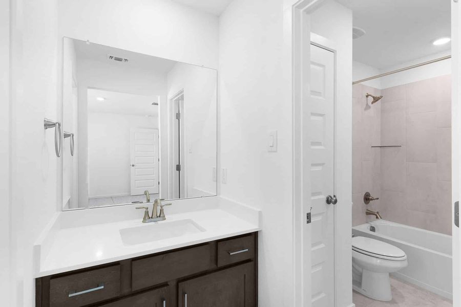 Furnished interior view inside a new home in Highland Village, Georgetown (Image 10).