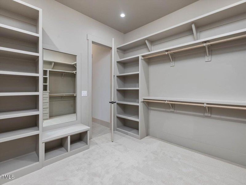 048-Walk in Closet 048-Walk in Closet