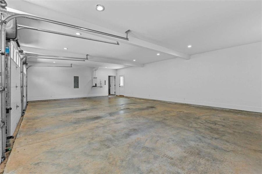 Spacious, unfurnished interior of a new home in , Monroe (Image 38).