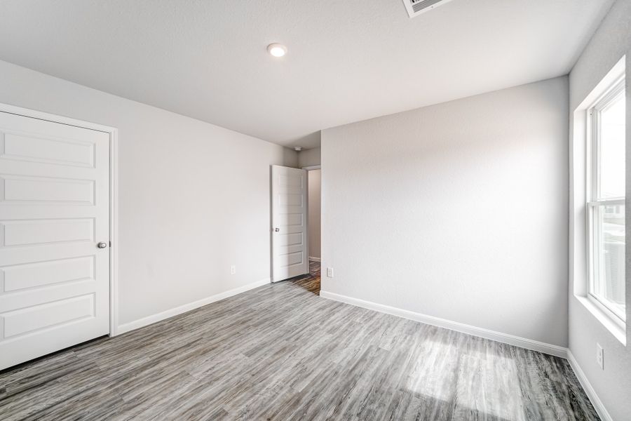 Representative unfurnished interior of a home built from the Lincoln by National HomeCorp in Forest Ridge, Edgefield (Image 16).