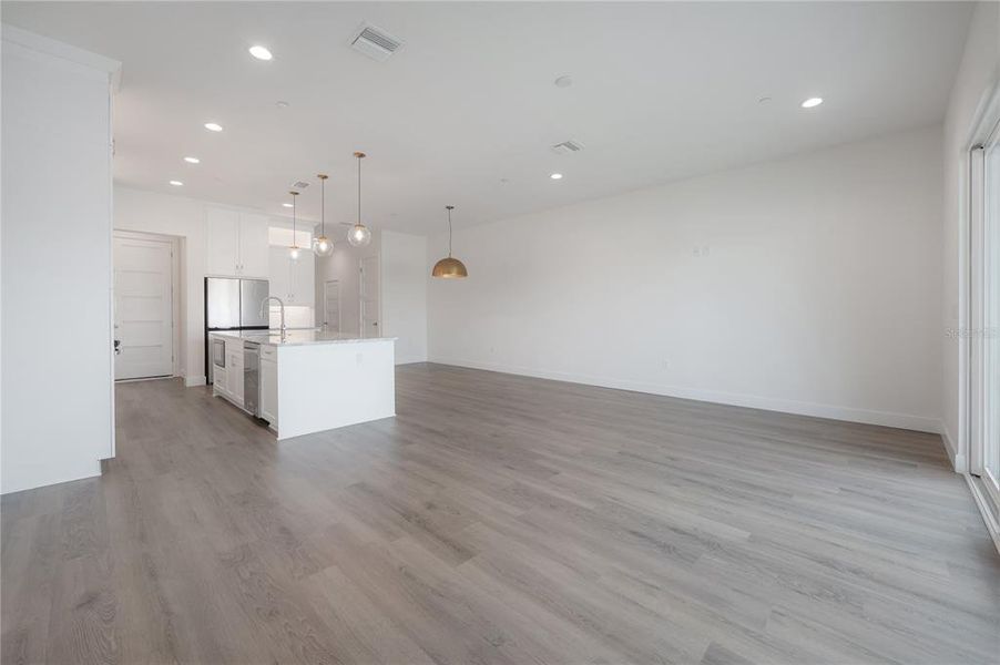 Spacious, unfurnished interior of a new home in , Tampa (Image 25).