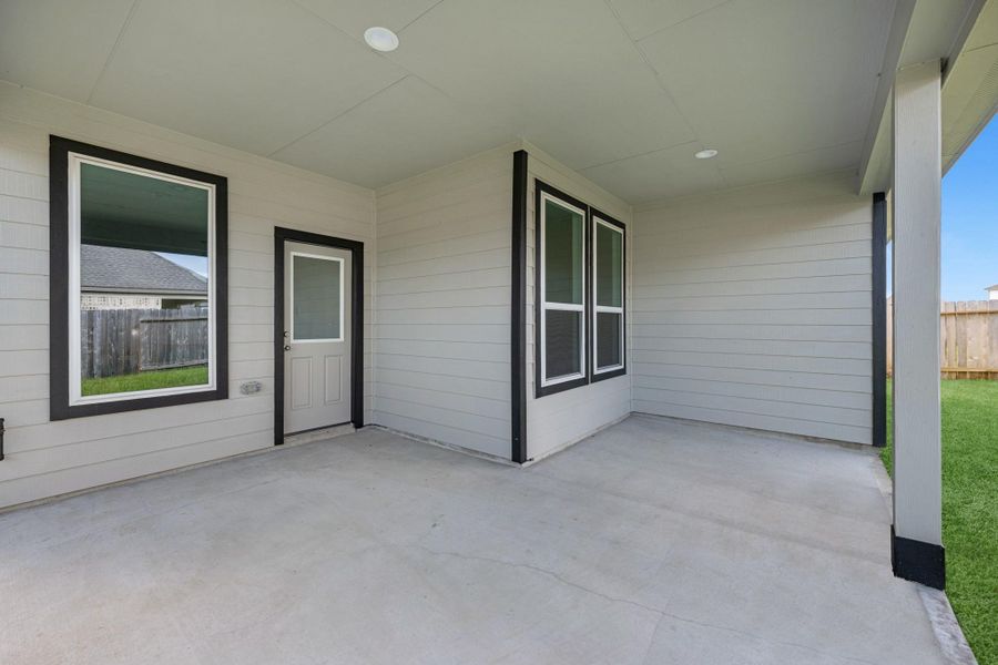 Exterior details and patio area of a home in Huntington Place, Rosharon (Image 4).