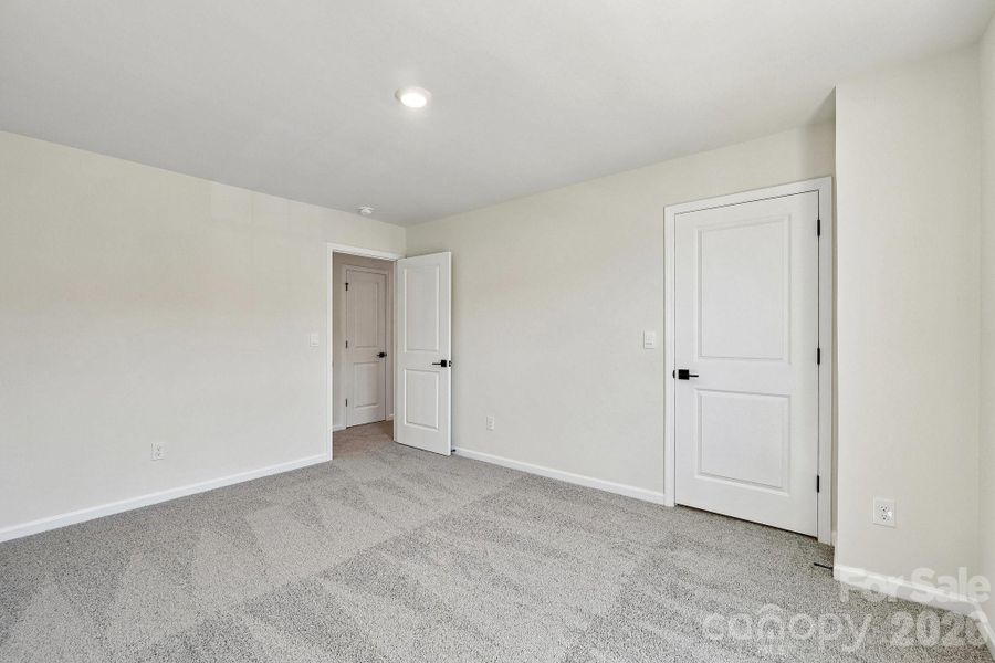 Spacious, unfurnished interior of a new home in Sylvan Creek, Denver (Image 33).