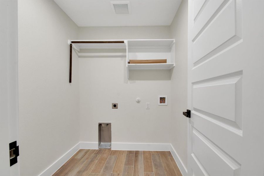 Spacious, unfurnished interior of a new home in , Bastrop (Image 19).