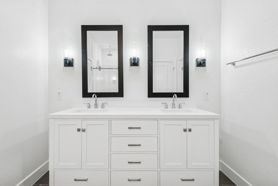 Freestanding vanity with dual sinks