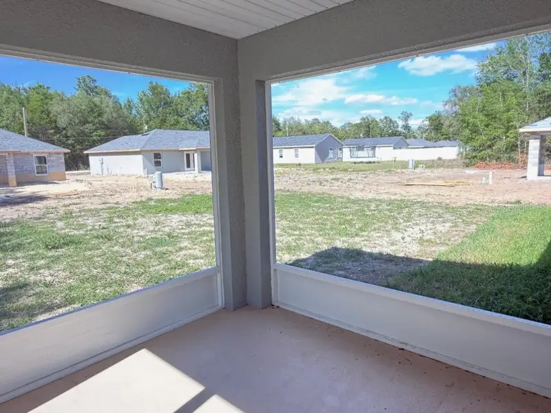 Exterior details and patio area of a home in , Dunnellon (Image 4).