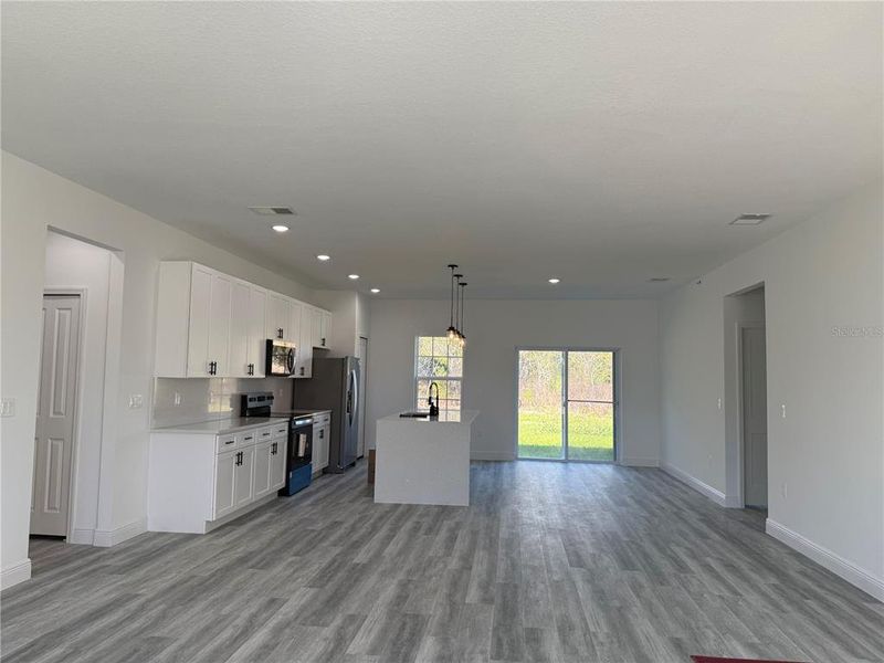 Spacious, unfurnished interior of a new home in , Ocala (Image 8).