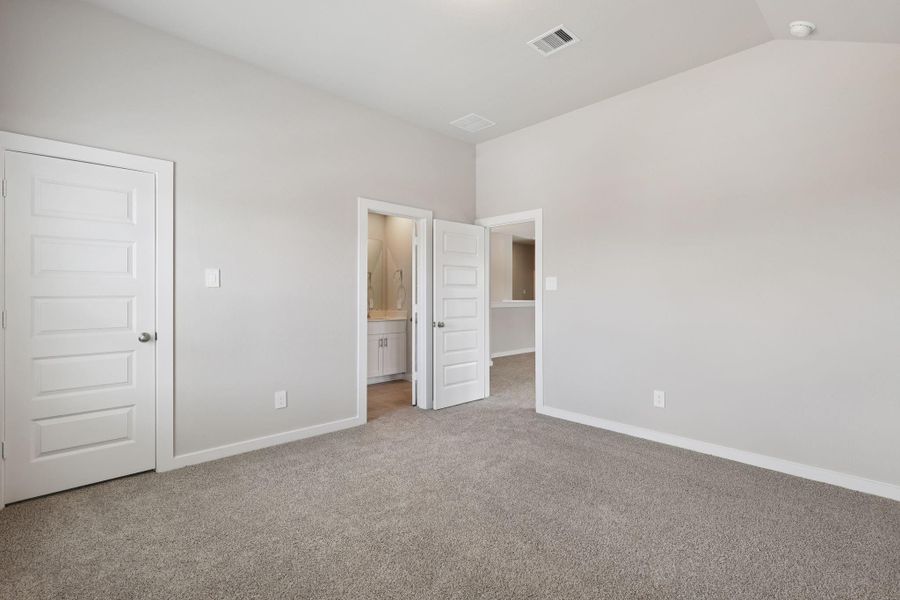 Spacious, unfurnished interior of a new home in Kingdom Heights, Rosenberg (Image 29).