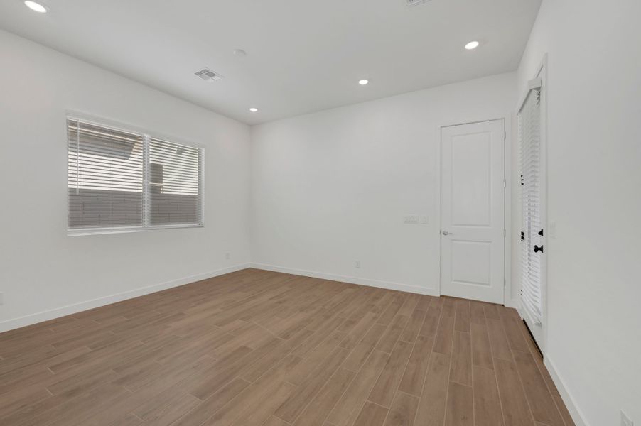 Spacious, unfurnished interior of a new home in Terraza, San Tan Valley (Image 16).